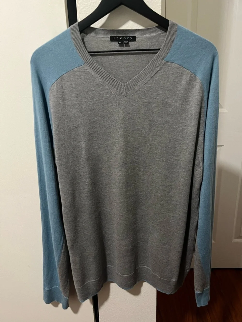 Theory Two-Tone V-Neck Sweater in Cashmere and Silk - Picture 2 of 6